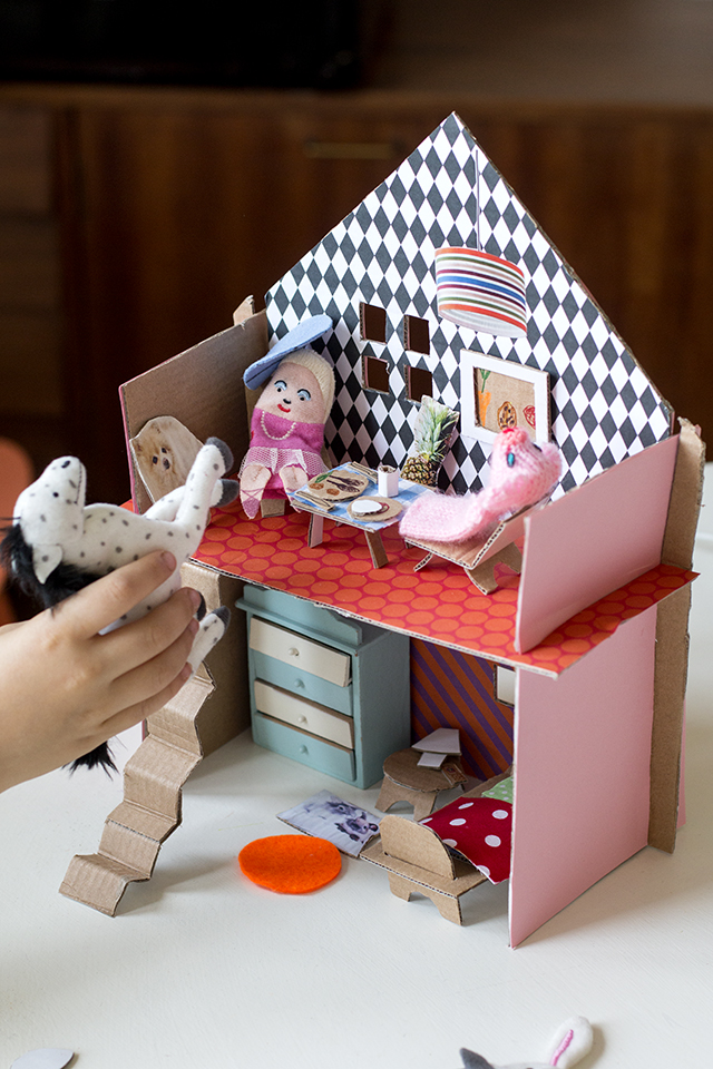 UKKONOOA Pahvitalo sorminukeille / Recycled Cardboard Doll's House