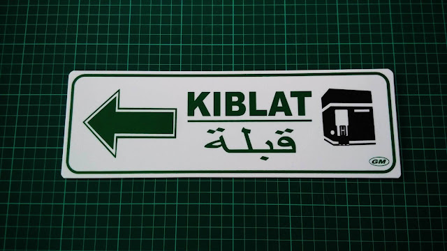 Menghadap Ka'bah Ketika Sholat Ketika hendah melakukan shalat baik fardhu maupun sunah, Rasulullah SAW berdiri menghadap ka’bah. Rasulullah SAW juga memerintahkan hal tersebut kepada kita semua untuk melakukan yang demikian itu. Rasulullah SAW bersabda, “jika kamu hendak shalat, maka berwudhulah dengan sempurna . kemudian menghadaplah kearah kiblat, lalu bertakbirlah.” (HR. Bukhari Muslim) Ketika Rasulullah SAW shalat sunah ketika melakukan safar maka beliau melakukan sholat diatas kendaraannya. “Ketika Rasulullah SAW bersafar, beliau mengerjakan shalat sunah diatas hewan tunggangannya. Beliau mengerjakan shalat witir di atas kendaraannya, menghadap kearah mana saja hewan itu menghadap (timur maupun barat).” (HR. Bukhari Muslim) Dari hal diatas maka Allah SWT berfirman, “Maka kemana pun kamu menghadap, disitulah wajah Allah.” (QS. Al-Baqarah: 115) Terkadang Rasul juga menghadapkan kendaraannya kearah kiblat terlebih dahulu. “terkadang apabila beliau hendak mengerjakan shalat sunah diatas hewan tunggangannya, beliau terlebih dahulu menghadapkan kiblat lalu bertakbir, kemudian beliau shalat menghadap ke arah mana saja tunggangannya itu menghadapkan beliau.” (HR. Abu Dawud dan Ibnu Hibban) Ketika dalam perang, Rasulullah SAW mengajarkan umatnya agar mereka mengerjakannga, “dengan bertumpu berdiri dengan kaki mereka atau diatas kendaraannya, baik menghadap kiblat maupun tidak. Rasulullah SAW, bersabda, “Apabila pasukan telah bertemu, cukuplah hanya dengan takbir dan isyarat kepala.” (HR. Al-Baihaqi) Jabir RA berkata, “Kami pergi bersama Rasulullah SAW dalam suatu perjalanan atau dalam satu kelompok pasukan. Kemudian kami diliputi mendung yang gelap. Kami berusaha menentukan arah kiblat, dan kami berselisih tentangnya. Lalu masing-masing dari kami mengerjakan shalat mengikuti pendapat masing-masing. Salah seorang dari kami membuat garis dihadapannya supaya kami tahu kearah mana kami shalat. Ketika waktu pagi tiba, kami melihat garis yang kami buat kemarin malam. Ternyata kami shalat tidak menghadap ke arah kiblat. Kejadian inipun kami sampaikan kepada Rasulullah SAW, beliau tidak memerintahkan kami untuk kembali mengulangi shalat. Rasul SAW bersabda, “Shalat kalian sudah sah.” (HR. Ad-Daruquthni) “Antara timur dan barat adalah kiblat.” (HR. At-Tirmidzi dan Al-Hakim) Dahulu ketika Rasulullah baru mendapatkan perintah shalat, beliau shalat menghadap kearah Baitul Maqdis sedang ka’bah ada dihadapannya, kemudian Allah SWT berfirman, “sungguh, Kami (sering) melihat wajahmu menengadah kelangit maka sungguh kami akan memalingkanmu ke kiblat yang kamu sukai. Maka palingkanlah wajahmu ke masjidil haram.” (QS Al- Baqarah: 144) Inilah sejarah tentang awal mula kita berkiblat pada ka’bah, yang mana langsung diperintahkan oleh Allah SWT, karena kesedihan Rasulullah SAW. Semoga bermanfaat Sumber referensi, Sifat Shalat Nabi, Syaikh Muhammad Nashiruddin al-Albani