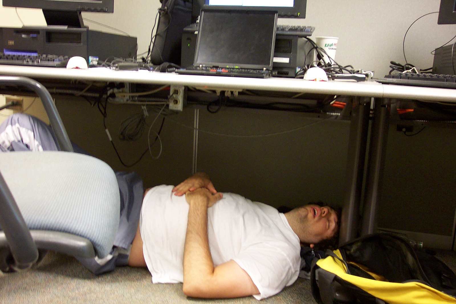 Вечер уставшего мужчины. Сон на рабочем месте. Спящий на рабочем месте.