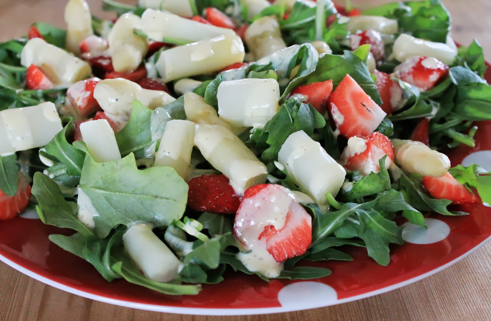 Svenja&amp;#39;s Koch- und Backblog: Spargel-Rucola-Salat mit Erdbeeren an ...