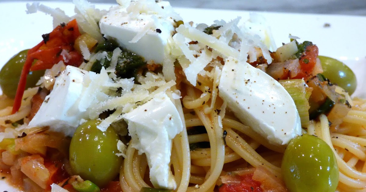 spaghetti mit frischem blattspinat, tomaten und schafkäse