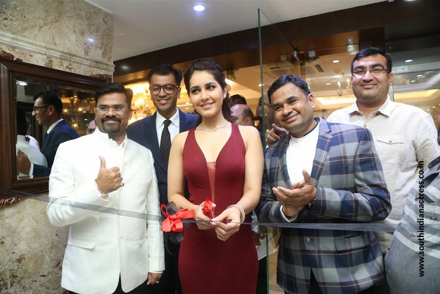 Raashi Khanna launches Forevermark Diamonds at Manepally Jewellers