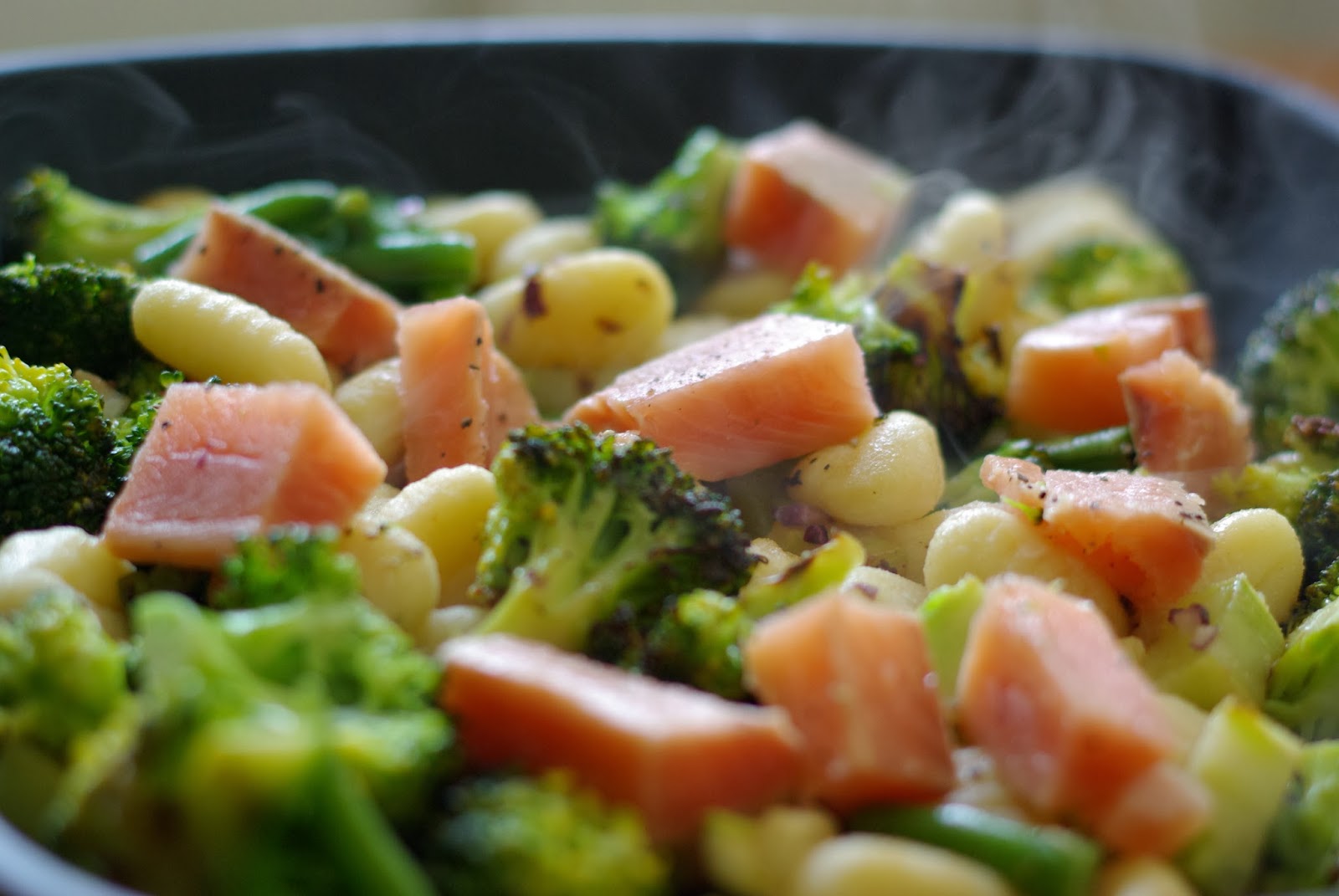 EinMAXimalig lecker: Gnocchi mit Lachs und Brokkoli-Bohnen-Gemüse