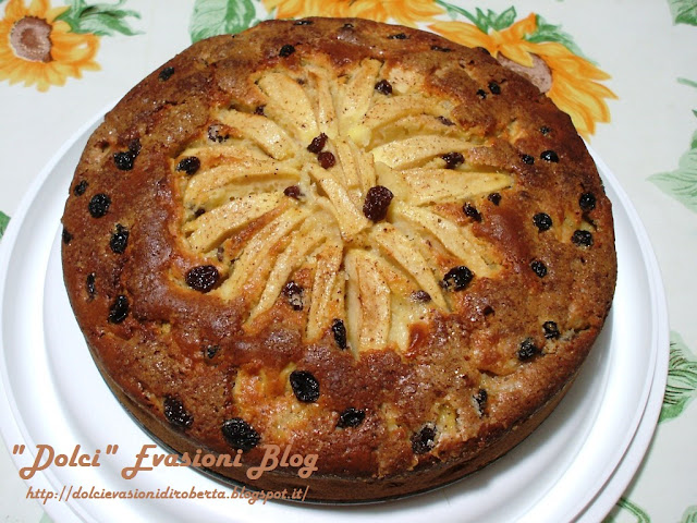 Torta di mele classica con uvetta ammollata nel rum Torta di mele classica con uvetta ammollata nel rum
