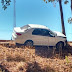 Motorista bate em árvore após ser fechado por carreta na BR-242 em Barreiras