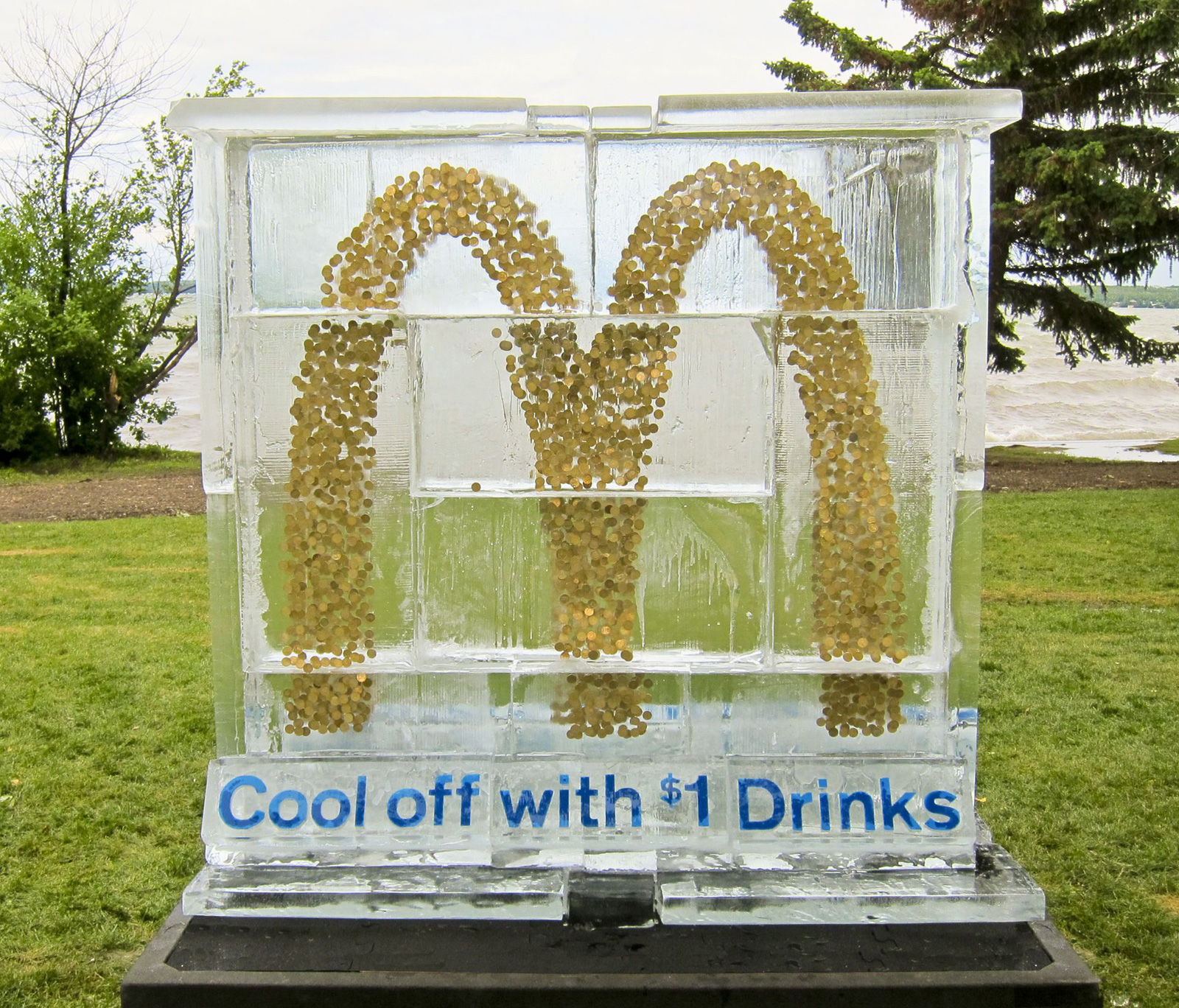 Marketing Promocional McDonald's cria escultura de gelo no verão para promover o 'Dollar Drink Marketing Promocional McDonald's cria escultura de gelo no verão para promover o 'Dollar Drink