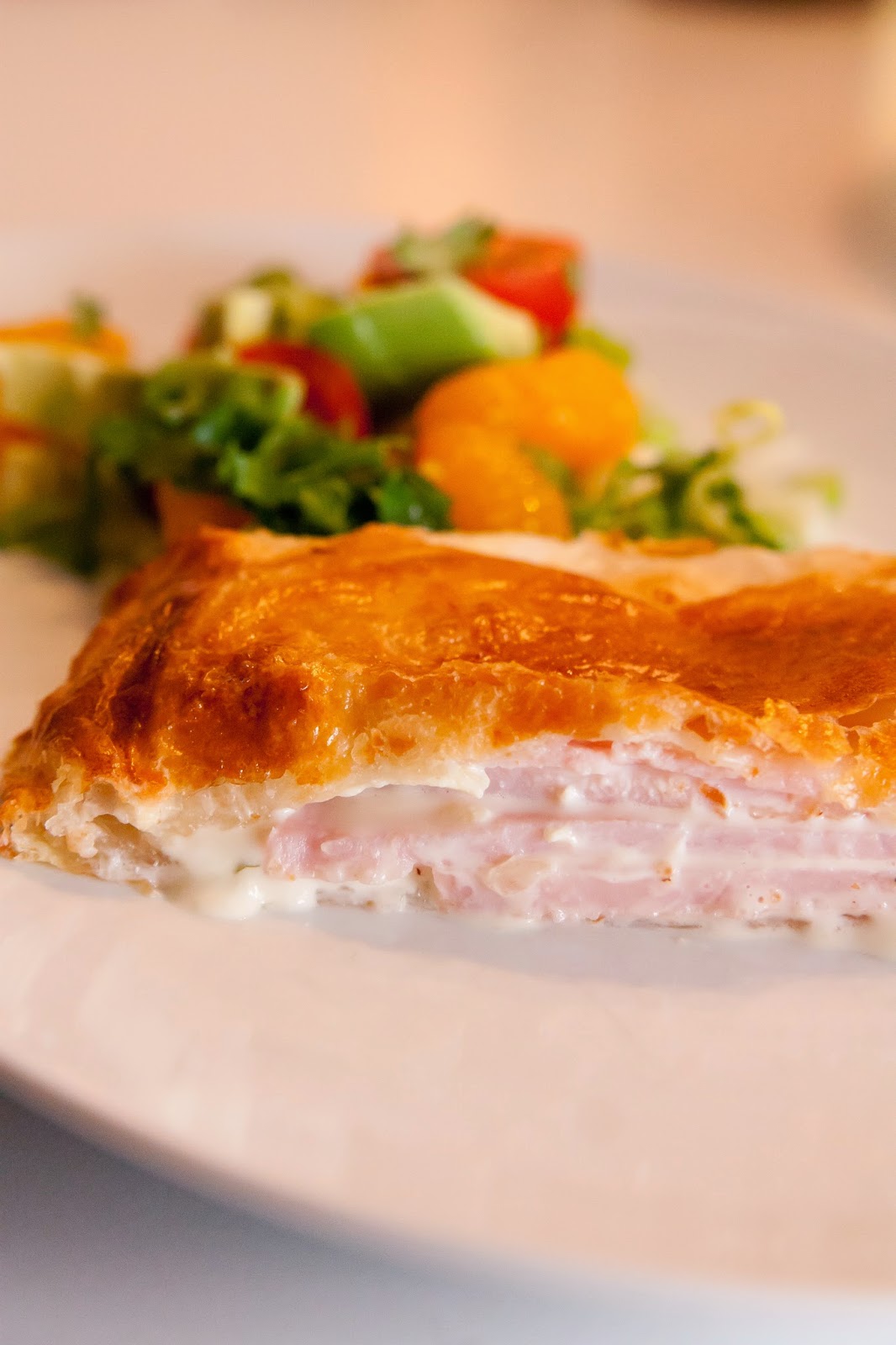 Gourmetmorsan: Inbakad kassler med vitlöksost och sallad!