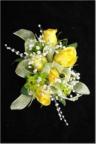 Prom Flowers | It is customary for the guy to buy a corsage for his ...