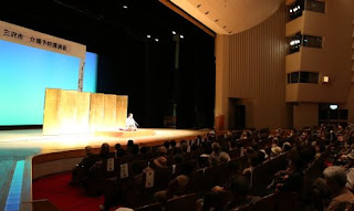 講演会講師・三遊亭楽春の笑いと健康の介護予防講演会の風景。 講演会講師・三遊亭楽春の笑いと健康の介護予防講演会の風景。