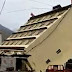 Η στιγμή που τετραόροφο κτίριο κατεδαφίζεται μετά από βροχή (vids)