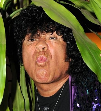 La Mona Jiménez Foto de La Mona Jiménez junto a plantas