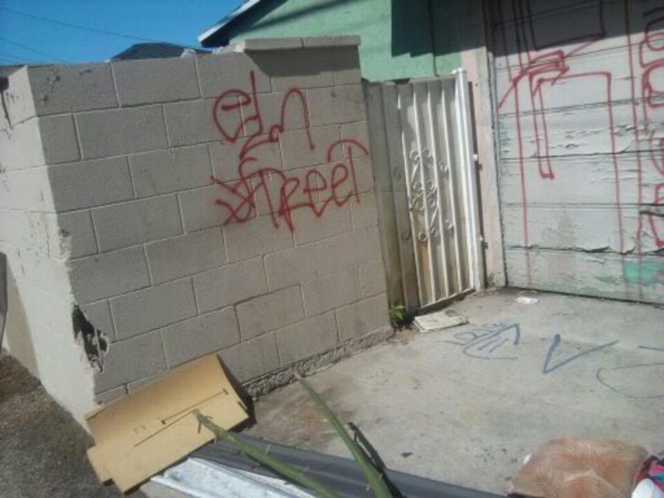 blood gangs graffiti Elm street piru ( ESP , compton )