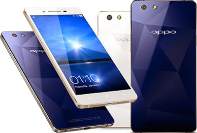 Spesifikasi Oppo Mirror 5 Spesifikasi Oppo Mirror 5 Dalam urusan desain produk, produsen asal cina ini memang sudah sangat terkenal dan cukup handal dalam mendesain smartphone besutanya. untuk desain Oppo Mirror 5 sendiri telah di desain dengan cukup ramping dengan back cover berbahan cermin dengan pola prisma seperti yang ditemukan pada Oppo R1x. Pada Oppo Mirror 5 ini memang ditunjukan untuk kategori pasar menengah. karena jika dilihat dari kualitas pada Oppo Mirror 5, tentu sudah jelas akan berpengaruh terhadap harga jual dari ponsel tersebut. Oppo Mirror 5 akan membawa ukuran layar 5 inci dengan resolusi HD. Ketajaman dan kecerahan layar dengan ditampu kepadatan hingga 294 ppi. Rumor Oppo Mirror 5 lapisan pelindung layar Gorilla Glass 3 kursus adalah untuk memakai kabar baik dan untuk menambah nilai lebih pada Oppo Mirror 5 ingat teman saya tidak lagi diperlukan untuk membeli pelindung layar. Layar itu sendiri adalah fitur standar, mendukung multitouch. Kelebihan Dimulai dari body, hp oppo mirror 5 memiliki 2 warna yaitu putih dan biru. Berat hp sendiri tidak begitu berat karena hanya 160 g saja. Dengan berat seperti ini, Sobat gadget bisa mengoperasikan hp hanya dengan 1 tangan saja. Beralih ke layar, hp oppo mirror memiliki layar sebesar 5 inci. Layar 5 inci tergolong cukup