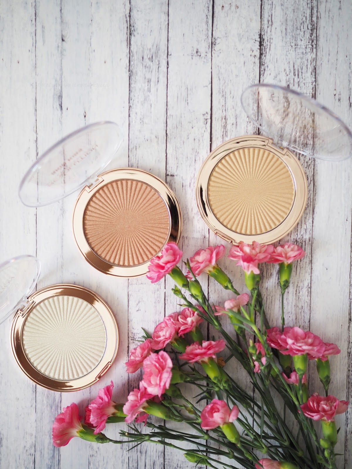MAKEUP REVOLUTION SUPER INTENSE SKIN KISS HIGHLIGHTER ICE KISS & PEACH KISS & GOLDEN KISS MAKEUP REVOLUTION SUPER INTENSE SKIN KISS HIGHLIGHTER ICE KISS & PEACH KISS & GOLDEN KISS