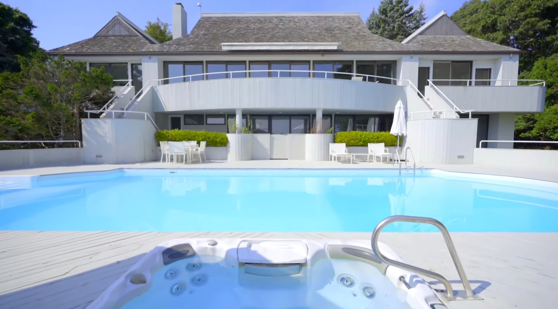 Tour 28 Hedges Banks Dr, East Hampton vs. 25 Interior Design Photos