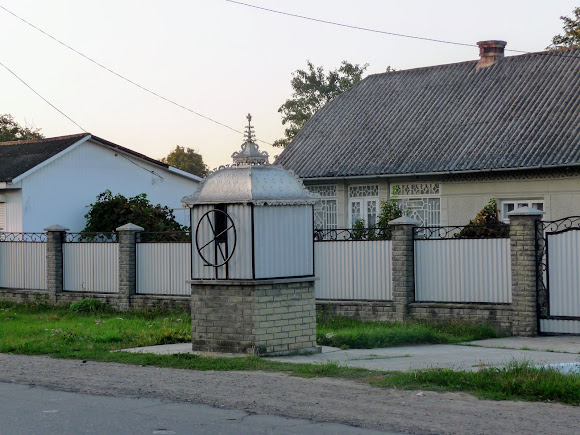 Колодязь біля траси в с. Маршинці, Новоселицький р-н, Чернівецька обл. Колодязь біля траси в с. Маршинці, Новоселицький р-н, Чернівецька обл.