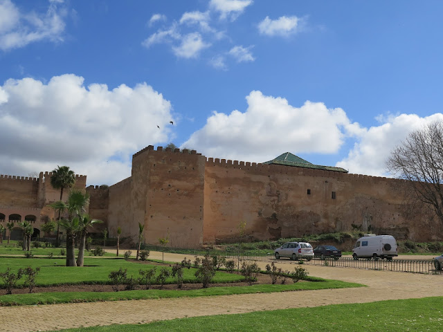 Aparcamiento junto a la muralla de la Ciudad Imperial de Meknes
