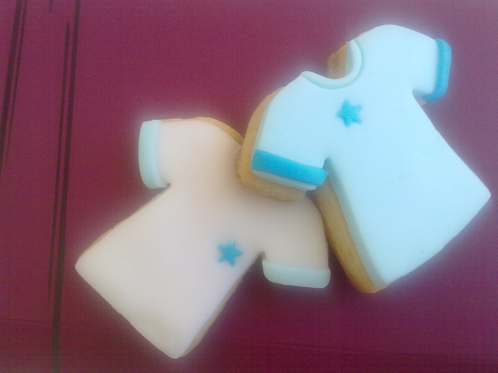 tortine e biscotti in festa... Biscotti a forma di maglietta.