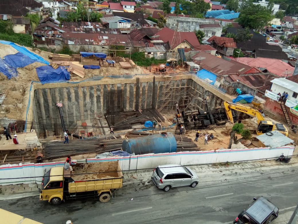 Crane Proyek Pembangunan Hotel Santika Bukittinggi Terbalik, 1 Orang Mengalami Luka