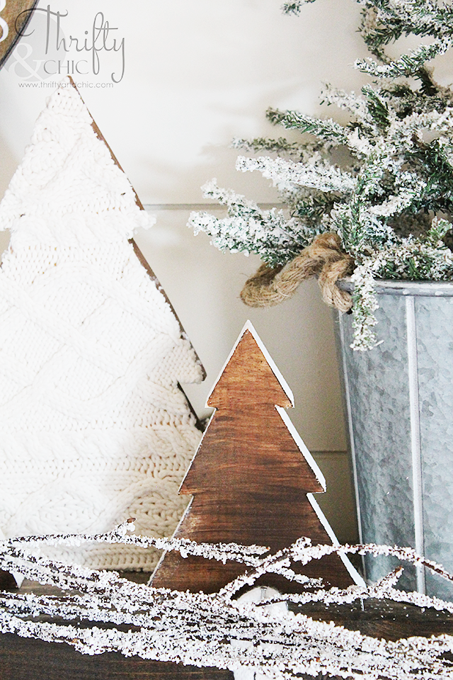DIY wood and sweater Christmas tree decor. DIY farmhouse christmas decor and decorating ideas.