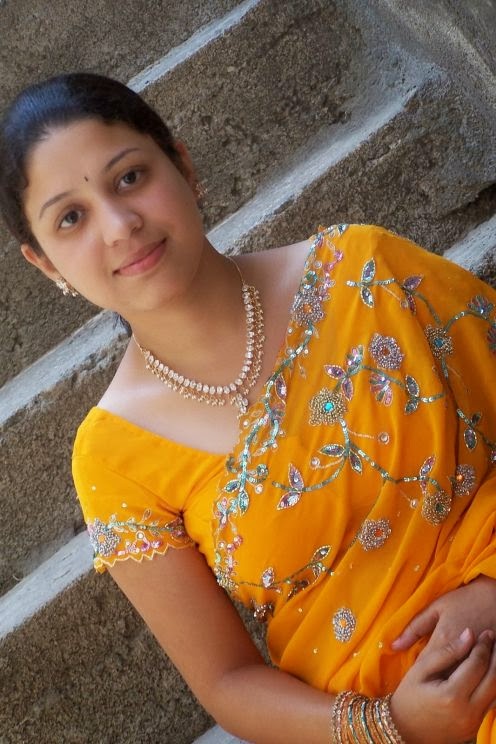 REAL INDIAN GIRLS PICS: 31 Indian Housewives and Girls in Saree