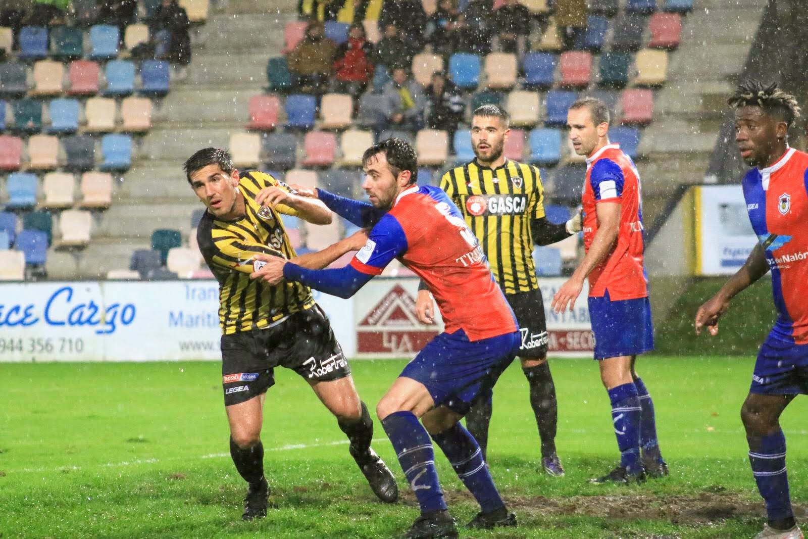 Fútbol El Barakaldo CF visita a una Unión Popular de Langreo sólida en su campo