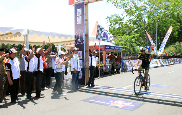 Bicycle Racers Origin France Wins Stage 1 Tour De Makassar