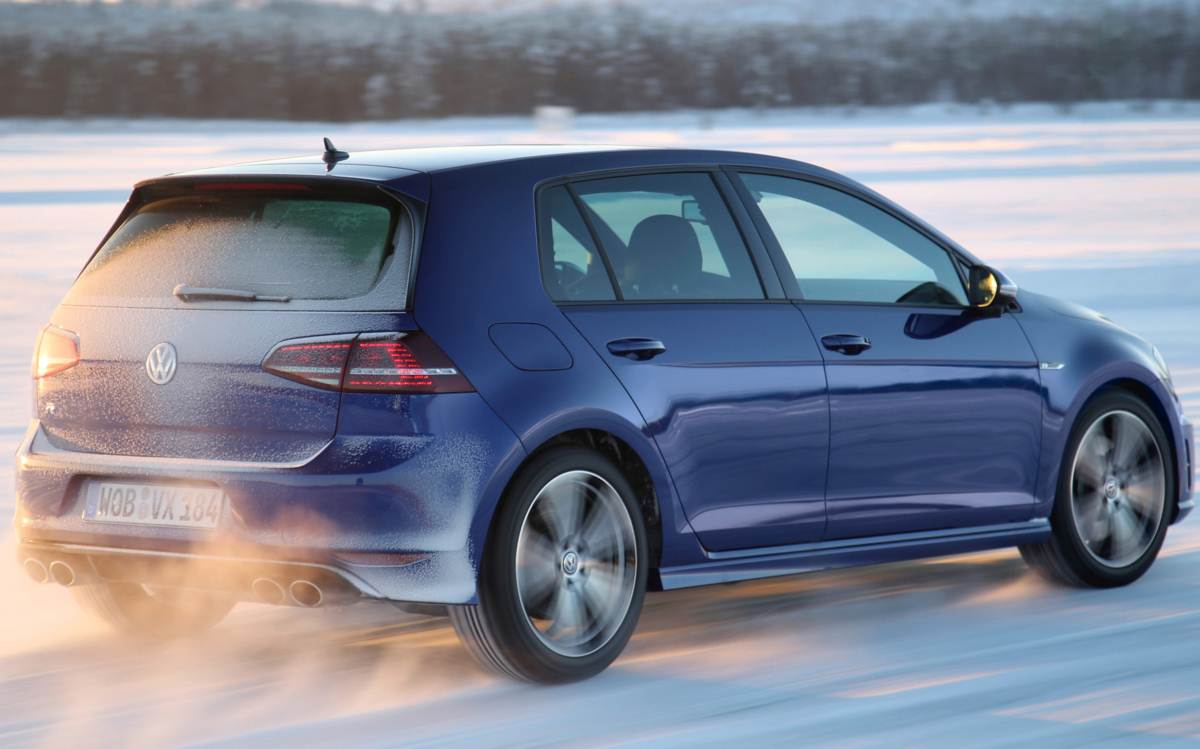 Vídeo novo Golf R 2015 em manobras de drift na neve