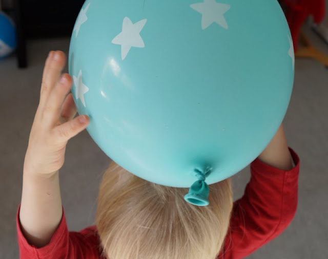 In der zweiten Ausgabe meiner Serie "Eine einfache Idee" zeige ich Euch, wie Ihr einen Luftballon dazu bringt, wie von Geisterhand an der Wand zu "kleben". Ein toller Trick - ideal für den Kindergeburtstag oder als witzige Beschäftigung für Eure Kinder an einem Regentag!