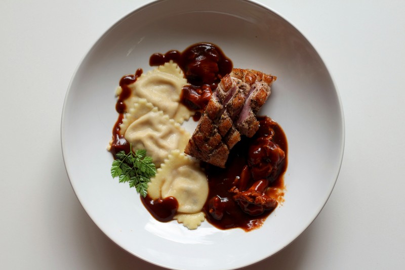 Glasierte Barbarie-Entenbrust, Ravioli gefüllt mit frischen Feigen und Ziegenkäse, Pfifferlinge in Entensauce mit Wild-demi glace | Arthurs Tochter Kocht by Astrid Paul Glasierte Barbarie-Entenbrust, Ravioli gefüllt mit frischen Feigen und Ziegenkäse, Pfifferlinge in Entensauce mit Wild-demi glace | Arthurs Tochter Kocht by Astrid Paul