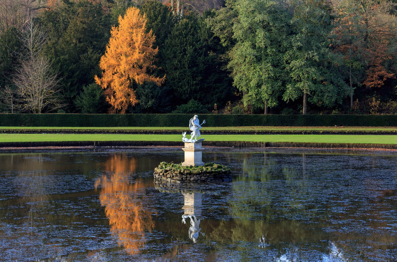 руины фаунтинского аббатства. национальный парк тикаль, гватемала. гватемала тикаль майя. оранжерея в версальском дворце. королевский парк стадли великобритания.
