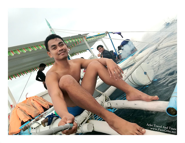 FaceCebu Author, Mark Monta with PhotoBomber Jess at Pescador, Moalboal Cebu FaceCebu Author, Mark Monta with PhotoBomber Jess at Pescador, Moalboal Cebu