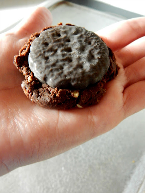 stuffed thin mint chocolate cookies (sweetandsavoryfood.com)