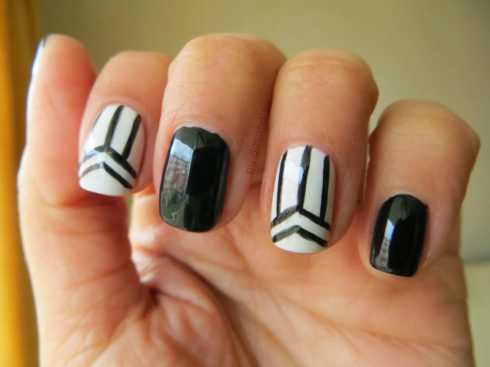 Coloreando mis Uñas Black & White Lines Nail Art