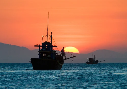 Image Attribute: Sunset on the South China Sea off Mũi Né village on the south-east coast of Vietnam / Source: Wikimedia Commons