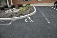 schlecht gebauter Behinderten Parkplatz - Auto lustig