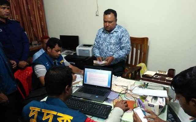 In Sherpur, the sub-registrar was arrested with bribe money by the ACC ঘুষের টাকা সহ শ্রীবরদী সাব-রেজিস্ট্রারকে আটক করেছে দুদক