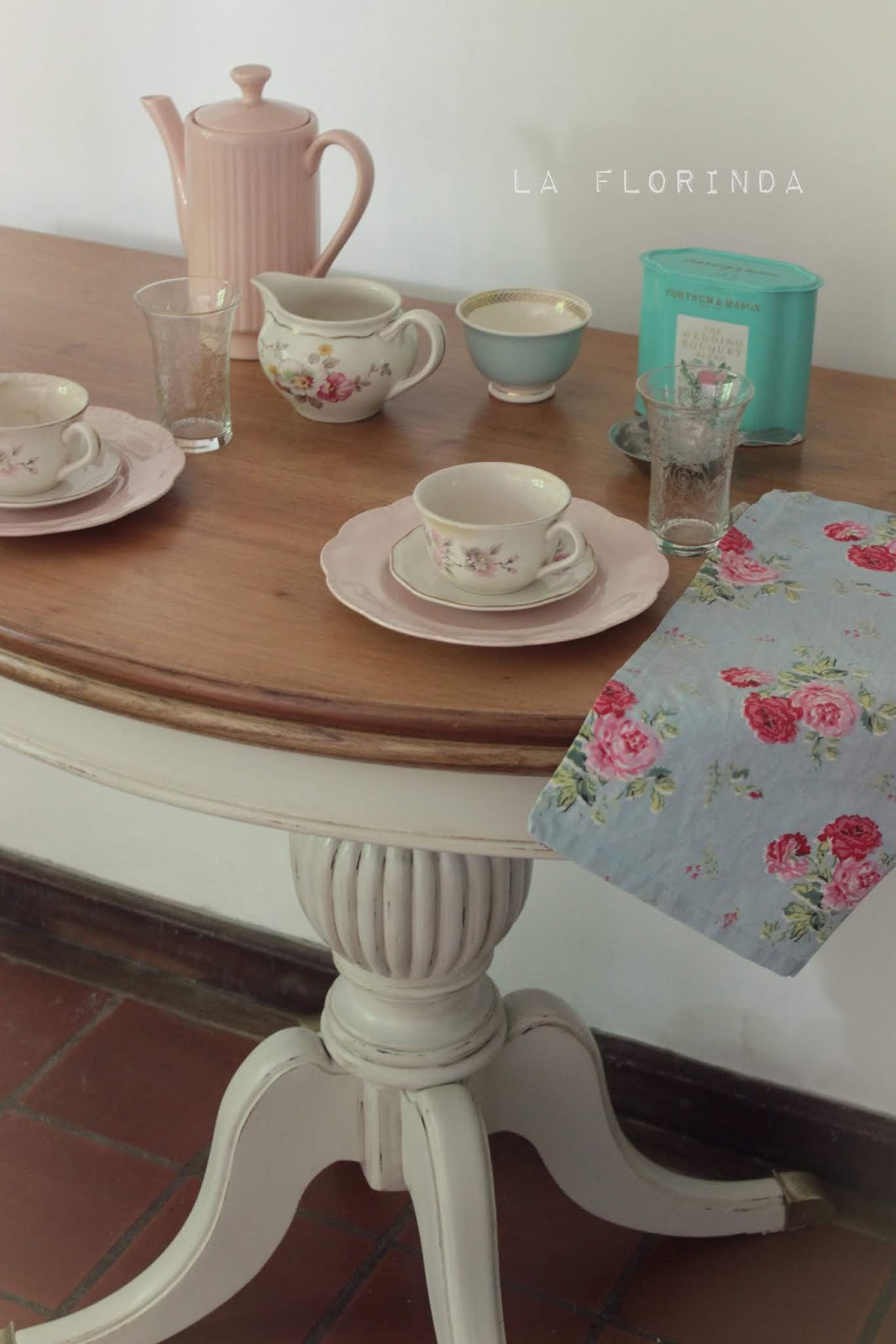 La Florinda: Mesa plegable lavada y patinada