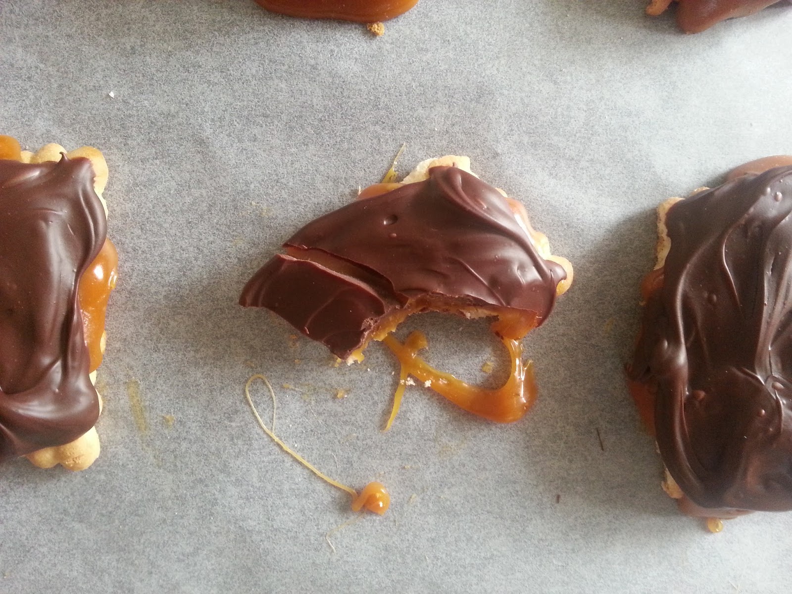 ÇİKKOLATA KARAMELLİ BİSKÜVİLİ ÇİKOLATA