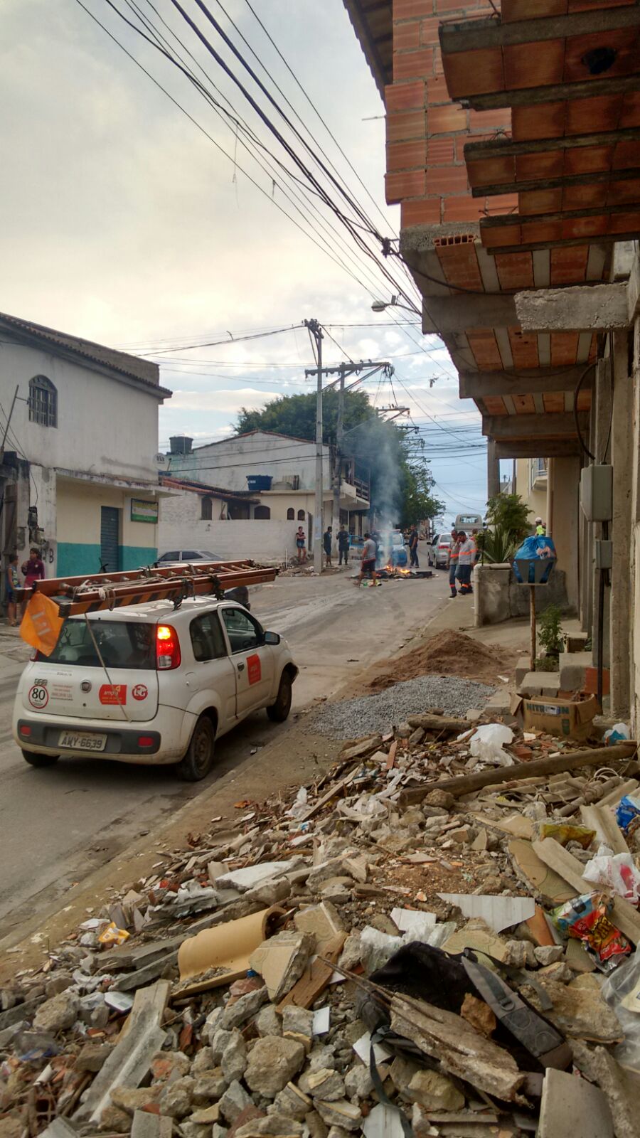 Moradores do Jardim Peró, em Cabo Frio, tocam fogo na rua por