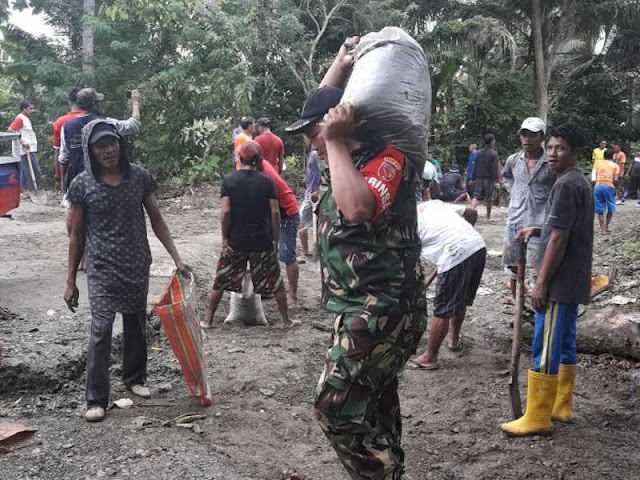 Anggota Koramil Piru Ajak Kerja Bakti di Desa Ketapang dan Loki Anggota Koramil Piru Ajak Kerja Bakti di Desa Ketapang dan Loki