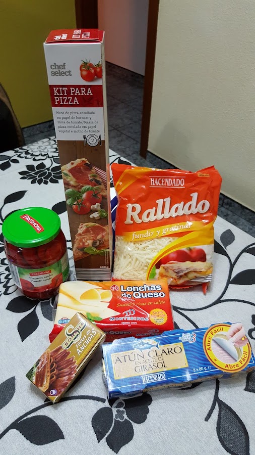 Ingredientes Pizza pimientos rojos, anchoas, atún y queso