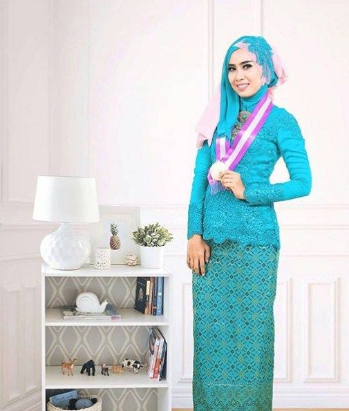Model Kebaya Wisuda Simpel dan Elegan Terbaik Model Kebaya Wisuda Simpel dan Elegan Terbaik
