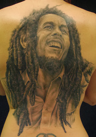Tatuaje gigante de Bob Marley en la espalda