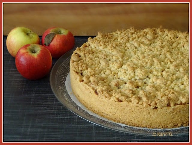 ich hab da mal was ausprobiert: Krümelkuchen mit Äpfeln und Rosinen