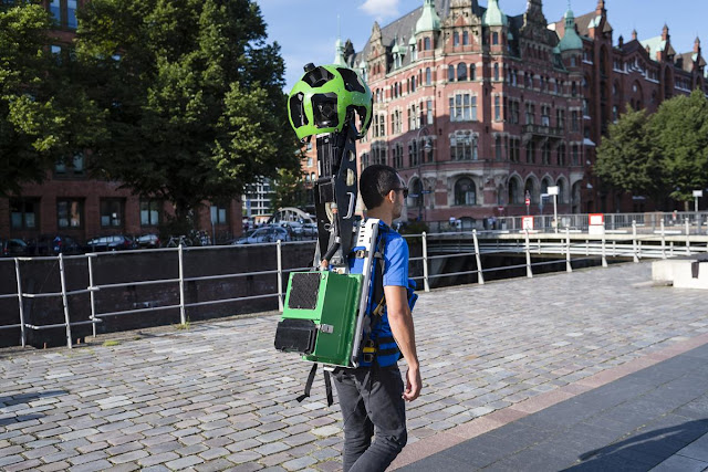 Foto einer Person mit einem Street View Trekker-Rucksack unterwegs in der Hamburger Speicherstadt.
