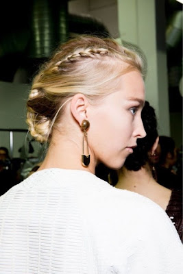 WHISPER blog: COQUE TRANÇADO [braided bun] #coque #trança #cabelo #beleza #bun #braid #hair #beauty #blog #backstage #GiorgioArmani #SS #Armani