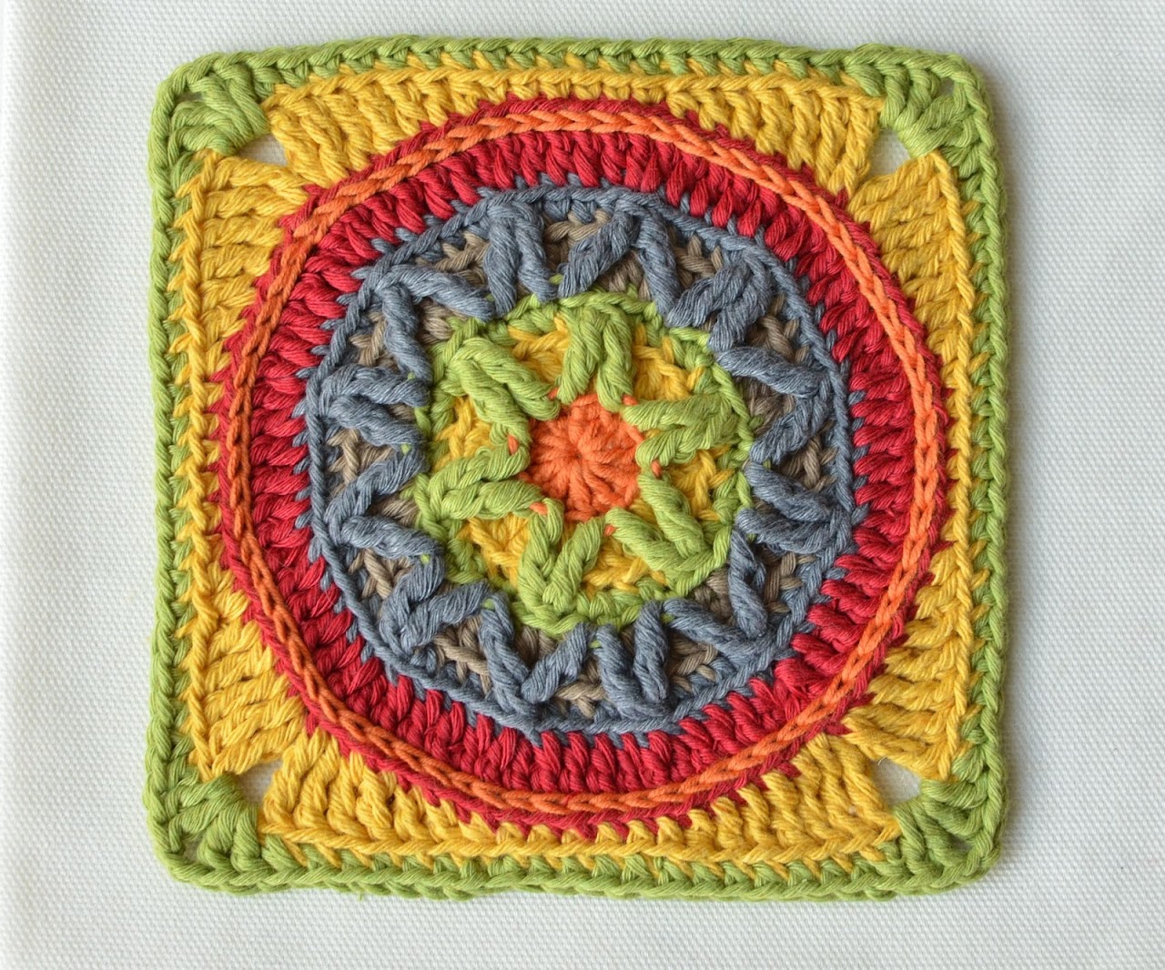 Circles of the Sun Mystery CAL 2015 - overlay crochet - Block 3 #free crochet pattern by LillaBjornCrochet