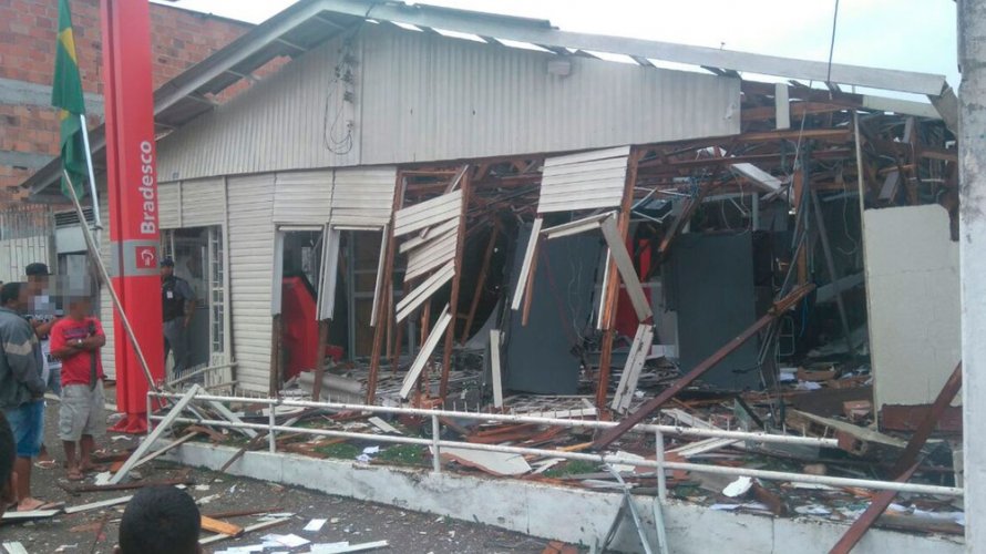 AGÊNCIA BANCÁRIA É EXPLODIDA E FICA DESTRUÍDA EM ITAGIMIRIM, SUL DA BAHIA AGÊNCIA BANCÁRIA É EXPLODIDA E FICA DESTRUÍDA EM ITAGIMIRIM, SUL DA BAHIA