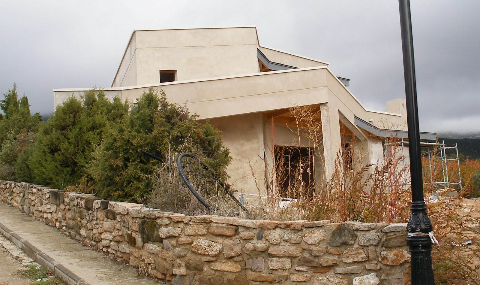 Construyendo la casa bioclimática 12. Construcción 6b. Albañilería. 11. Carpintería. Revocado Construyendo la casa bioclimática 12. Construcción 6b. Albañilería. 11. Carpintería. Revocado